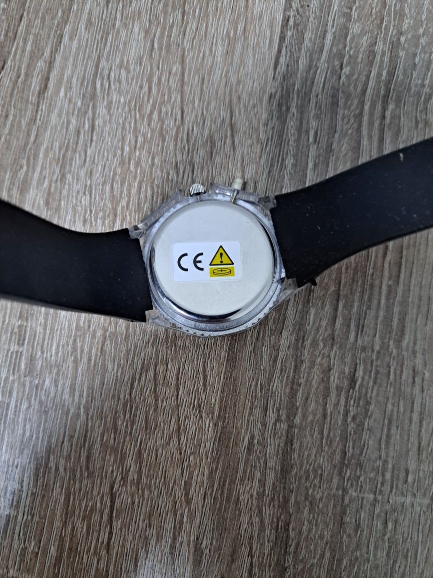 Модний годинник з підсвіткою