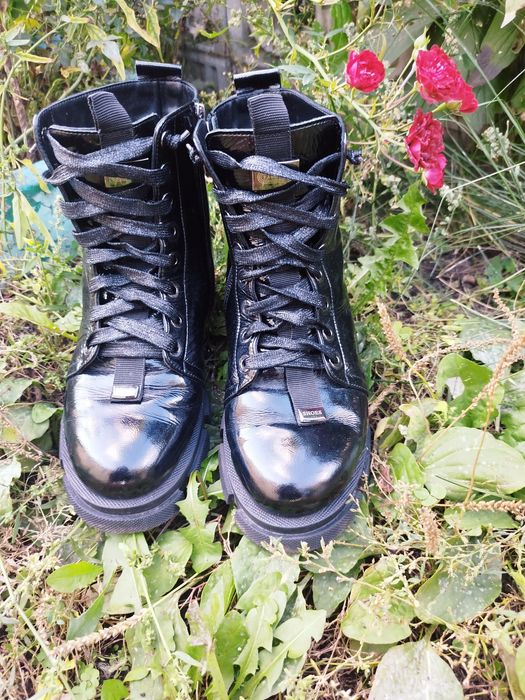 Лаковые кожаные ботинки зимние