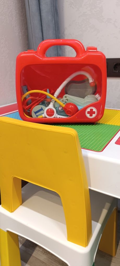 Продаю lego машинка червона. Подарунок робот-трансформер+Набір Доктор