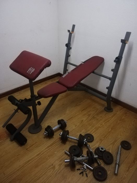 Vendo banco com 3 posições para peito mais 6 halteres.