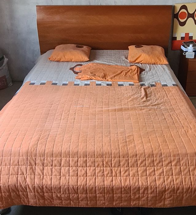 Cama de casal e acessórios..