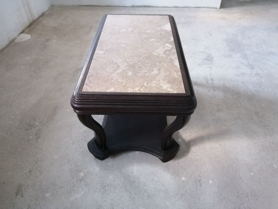 Mesa de centro com tampo em mármore.