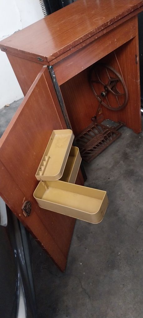 Movel para maquina de costura em xelente estado