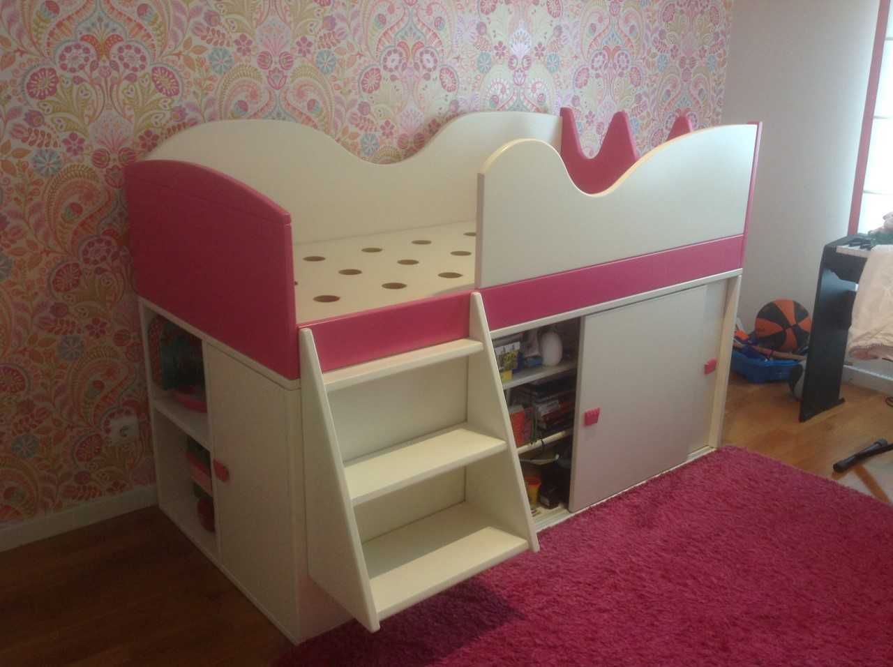 Cama de menina com armário e colchão