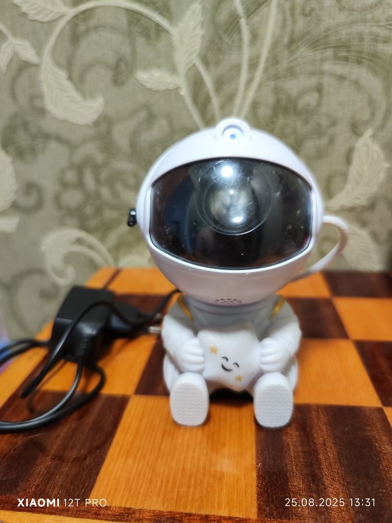 Продам игрушка для детей космонавт ночник