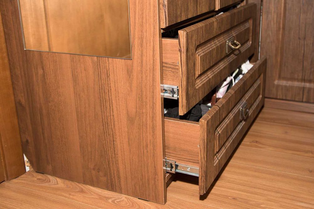 Оказываю услуги по ремонту и сборке мебели!