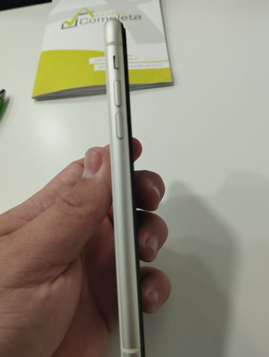 Iphone em bom estado apenas com um fratura na trazeira