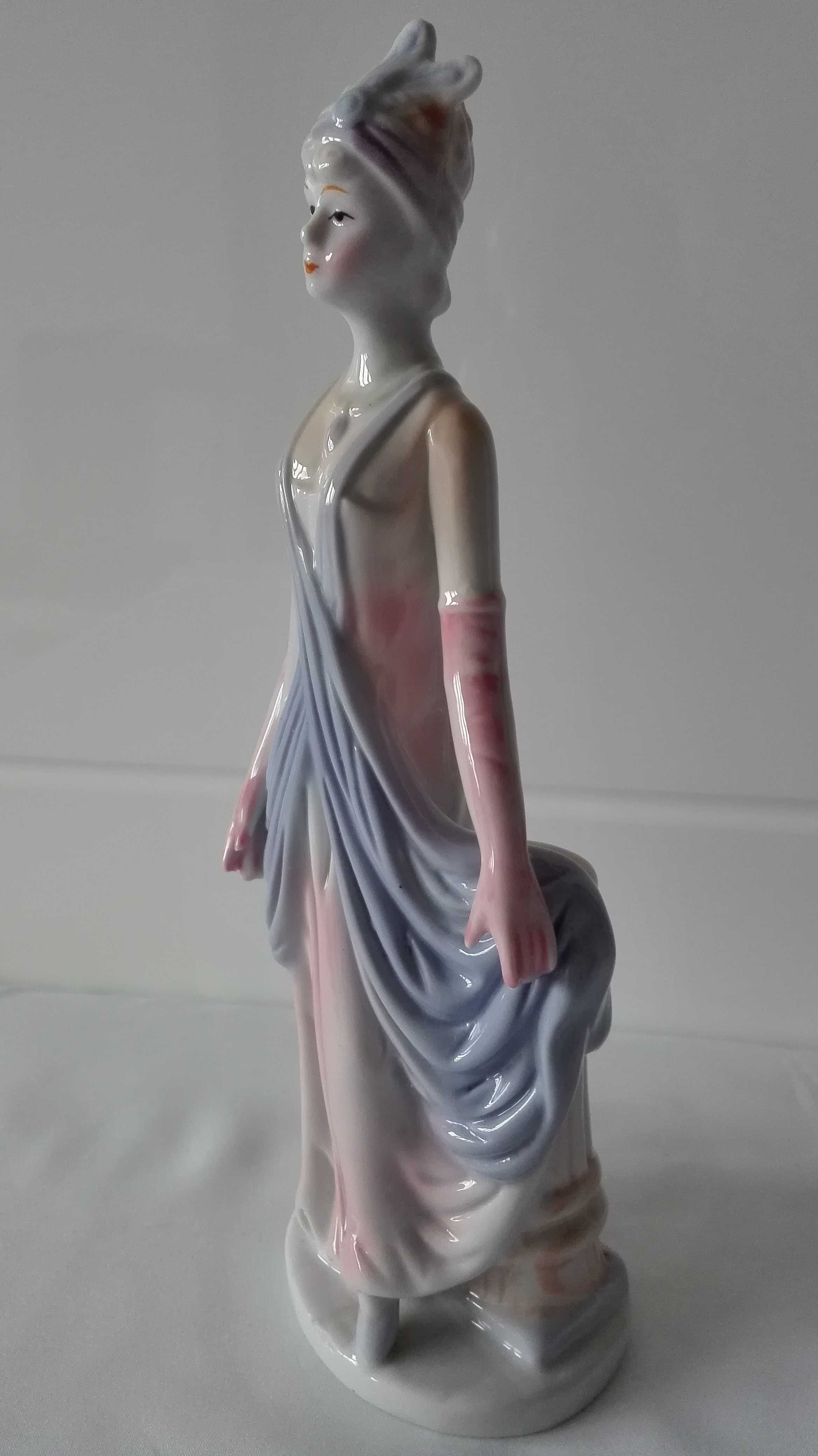 Figurka porcelanowa Dama w niebiesko-różowej sukni