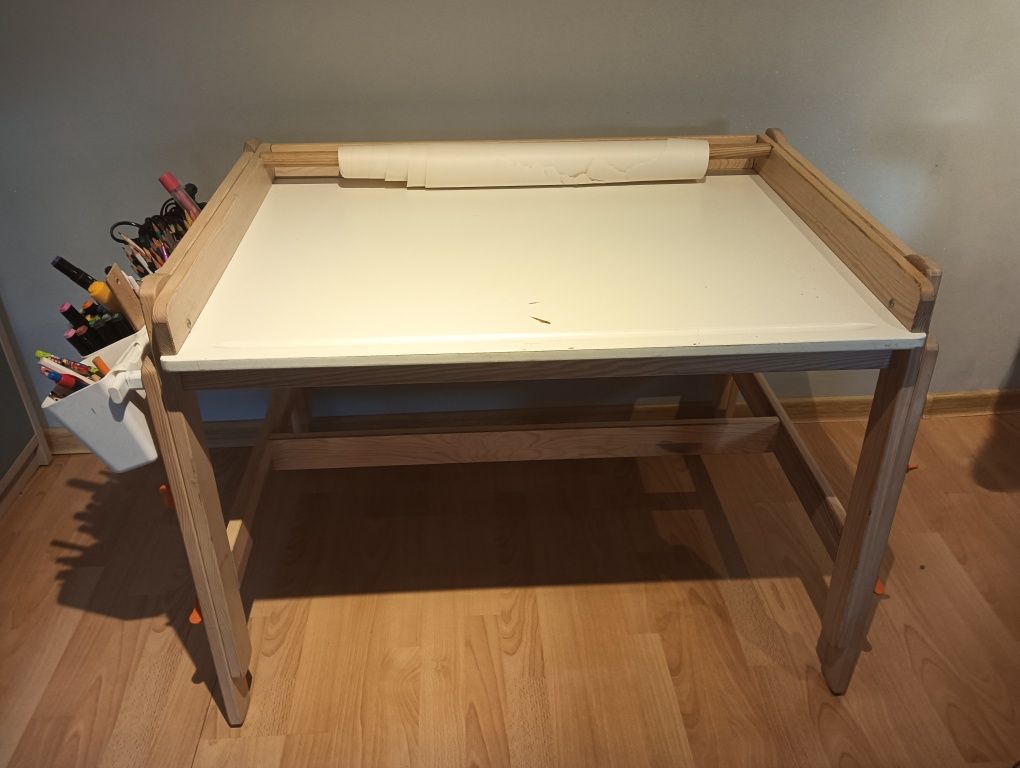 biurko z Ikea FLISAT
Biurko dla dziecka, regulowane w dobrym