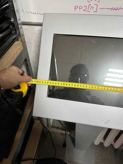 Вертикальная стойка с сенсорным экраном и компьютером