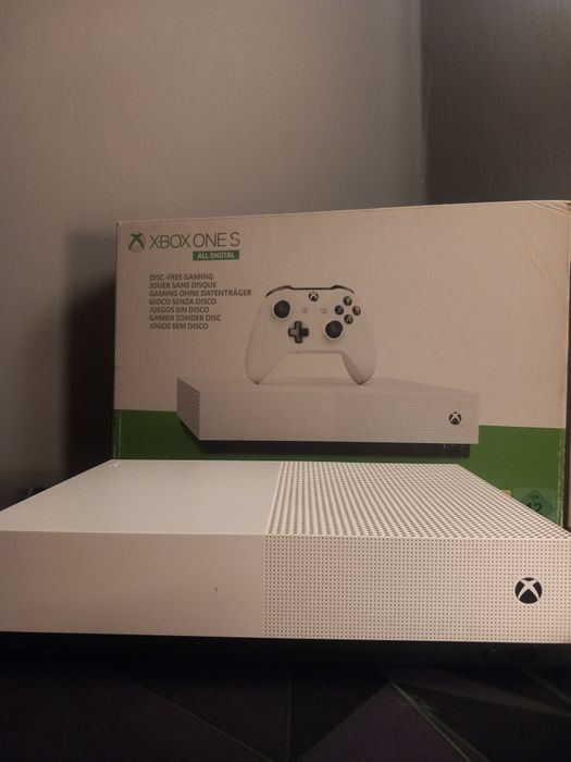 Xbox One S 1TB + pudełko i kable bez pada stan bardzo dobry
