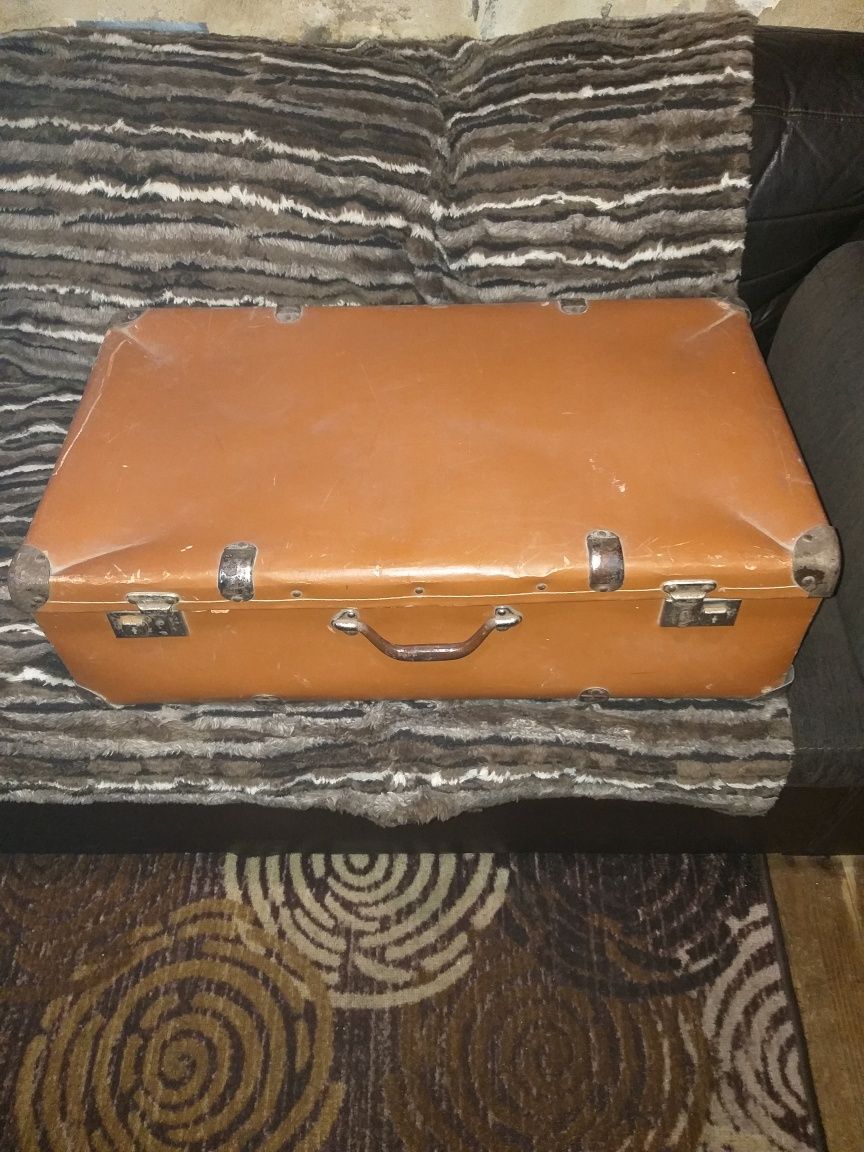 Mala de cartão antiga em bom estado com 70×40×20 cm .