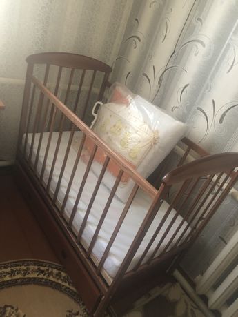 Дитяче ліжечко, матрас, наматрасник та комплект білизни