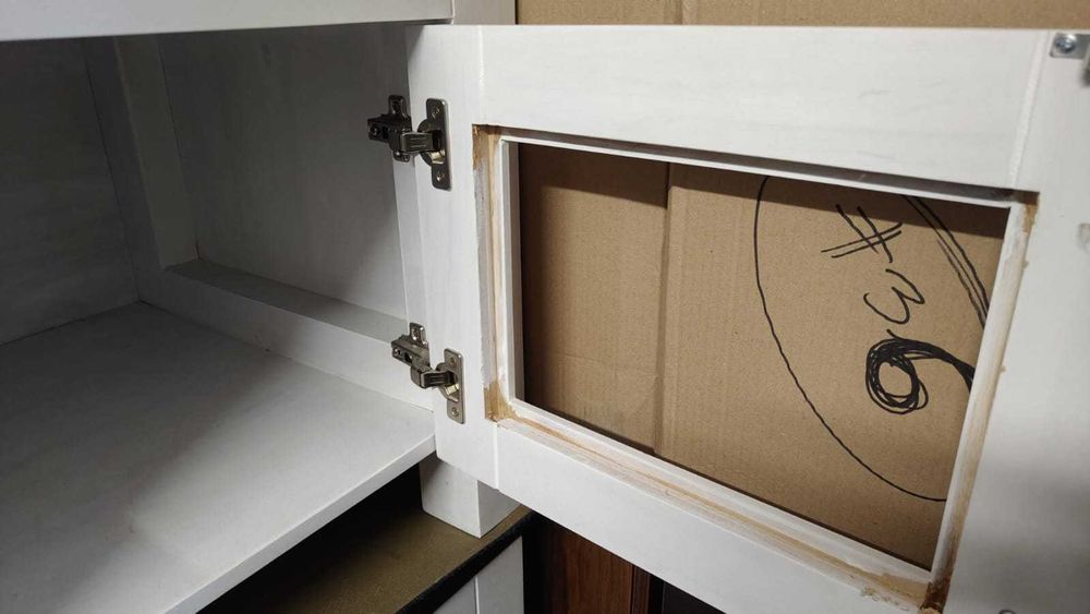 Biała drewniana szafka RTV niska solidna