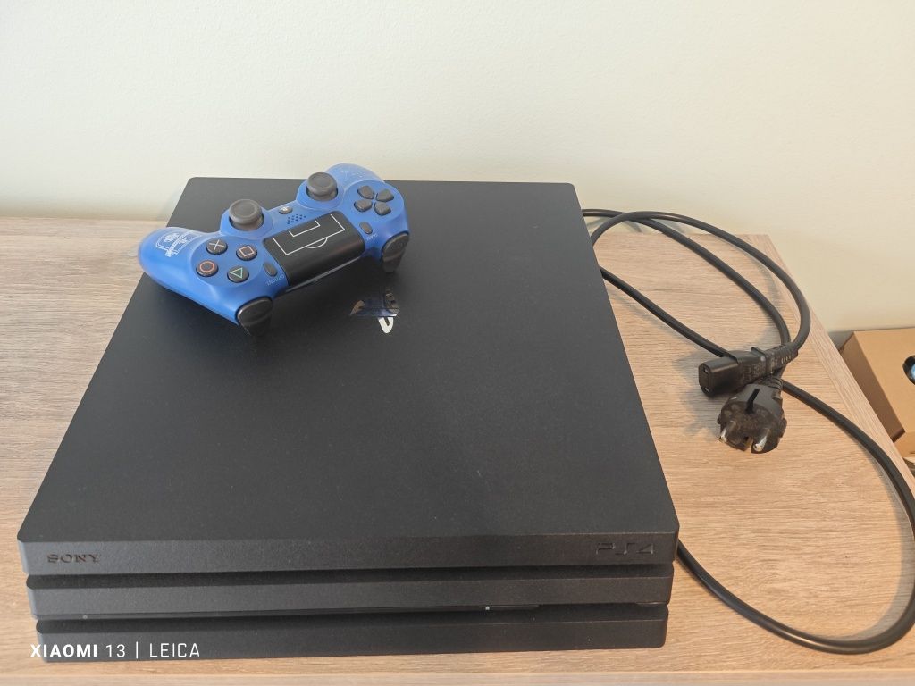Konsola PlayStation 4 pro 1tb + 1 kontroler + 9 gier