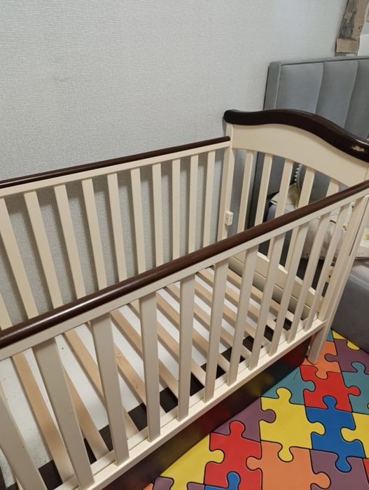 Дитяче ліжечко від народження