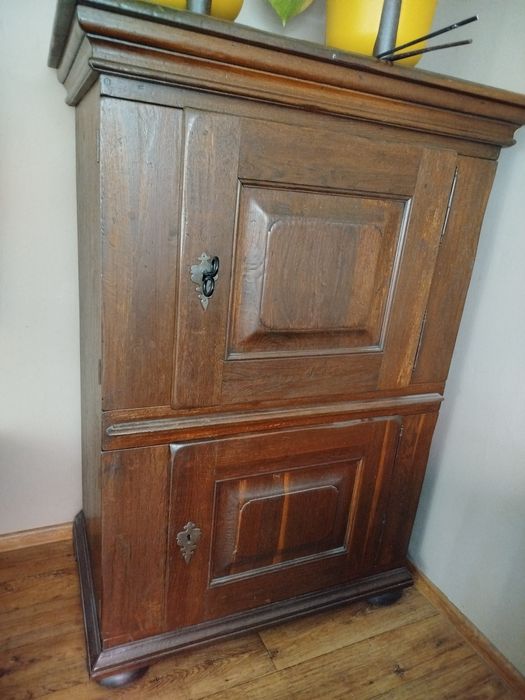 Komoda / szafa z pułkami w dolnej części