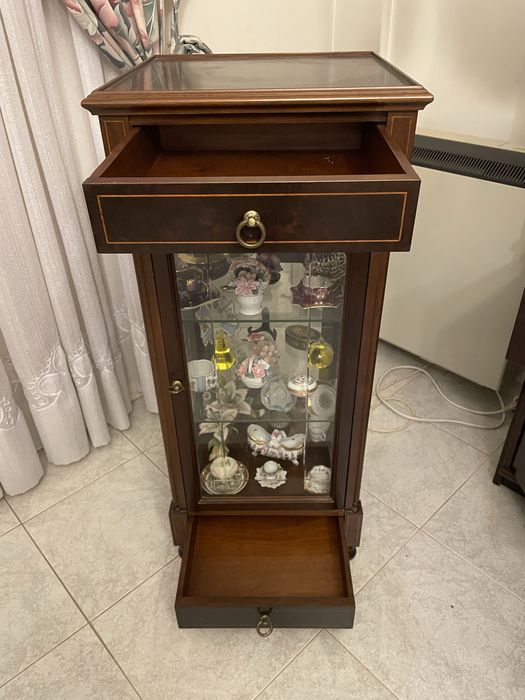 Movel de sala de jantar e mesinha cristaleira