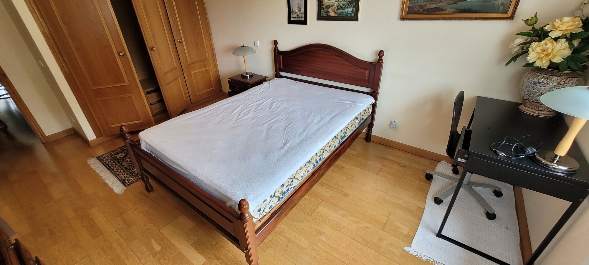 Quarto casal em madeira maciça.