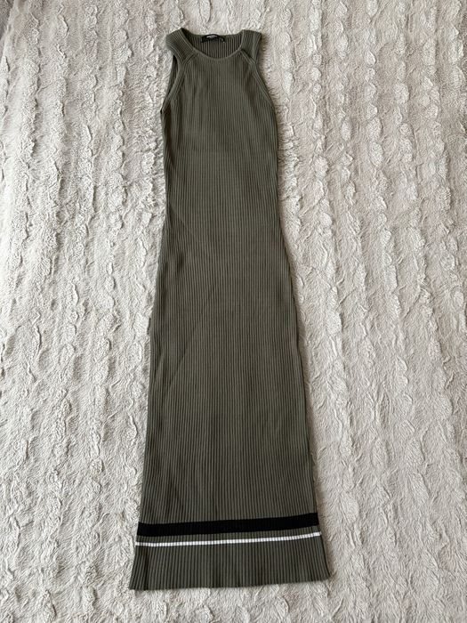 Długa sukienka prążkowana Mango S khaki