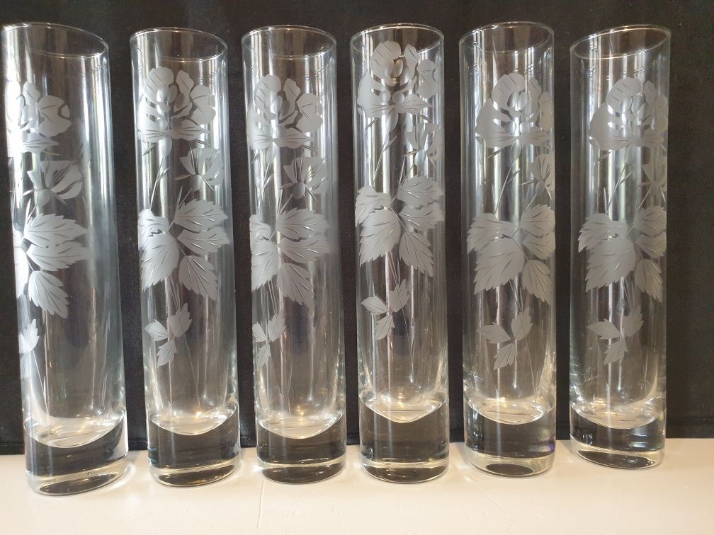6 jarras solitárias em cristal com rosas lapidadas