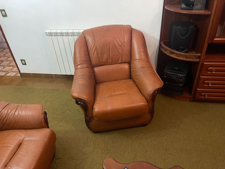 Conjunto de quarto antigo e sofá