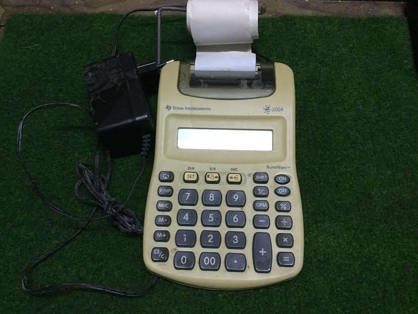 Maquina de calcular electrica "Texas Instruments" c/ rolo