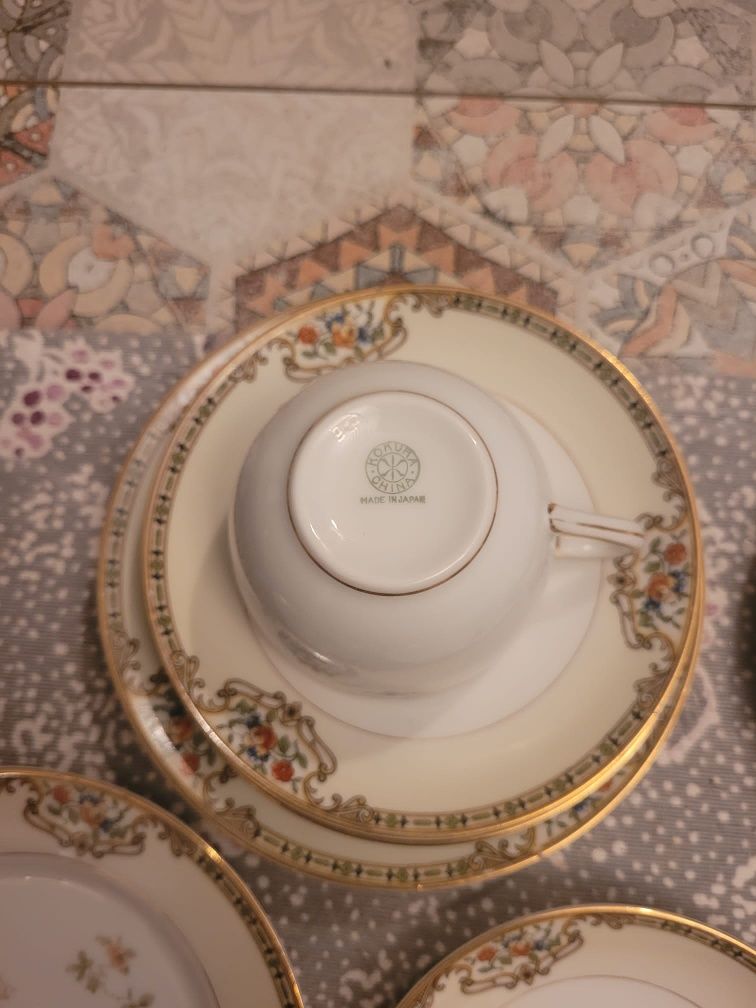 Elegancki japoński zestaw filiżanek ze spodkami i talerzykami