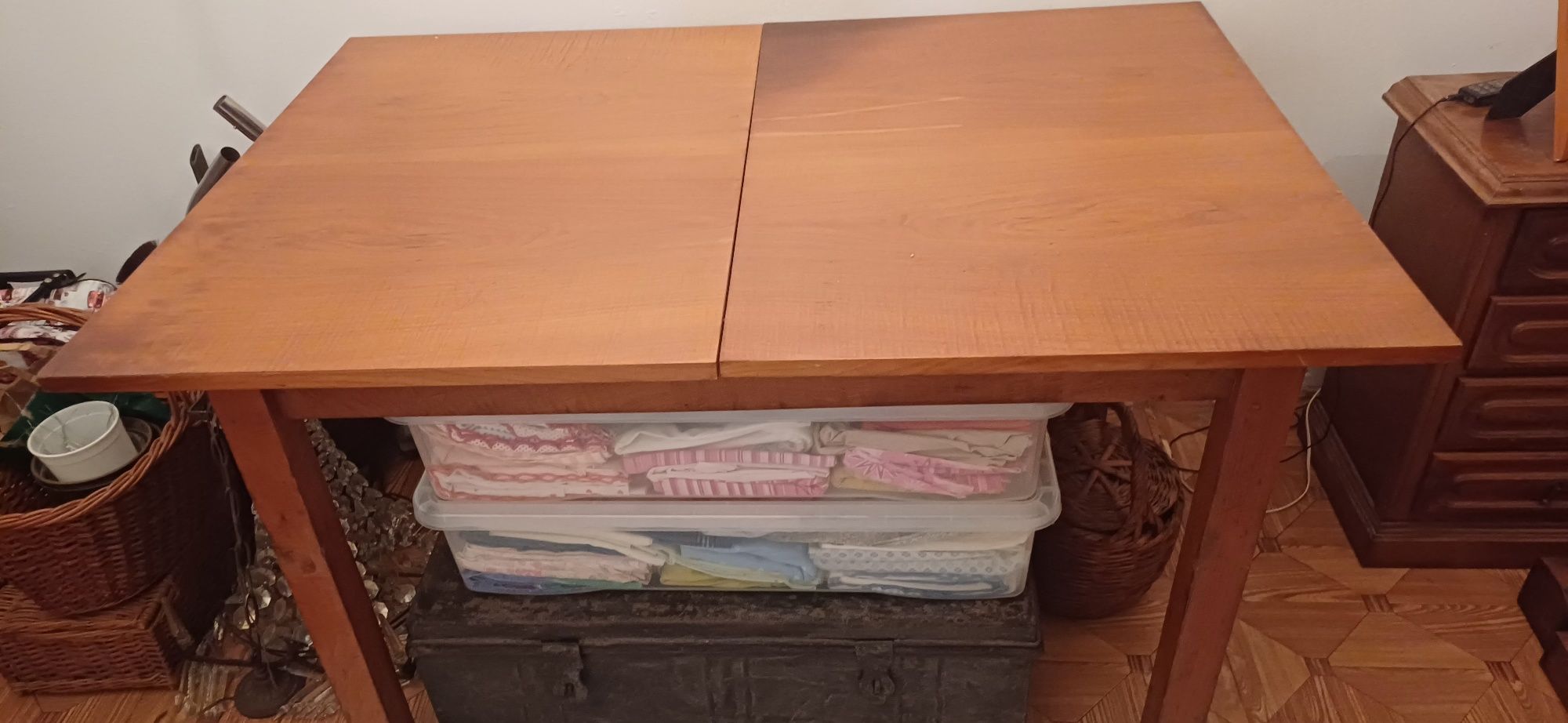 Mesa de sala jantar em madeira maciça verniz lacado