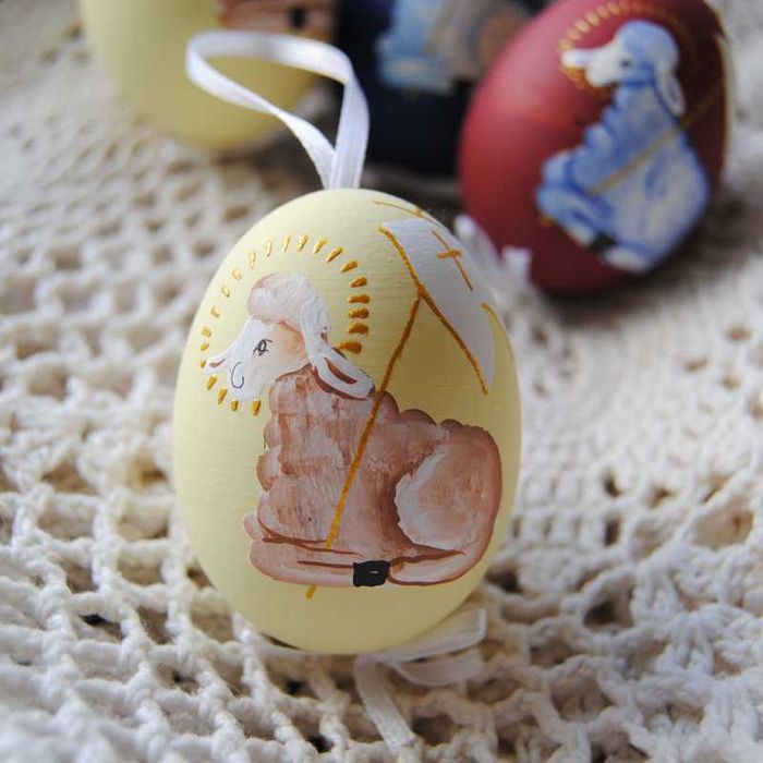 Pisanka baranek na żółtym tle