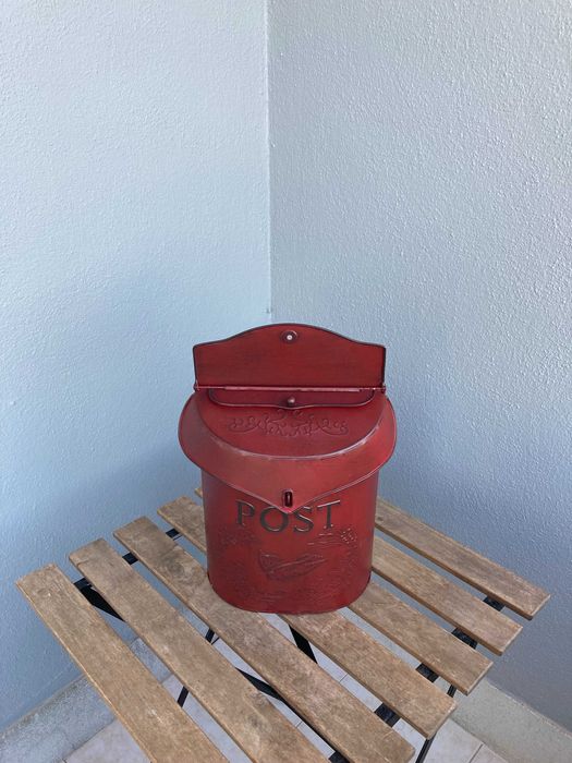 Caixa de Correio Rústica Vermelha
