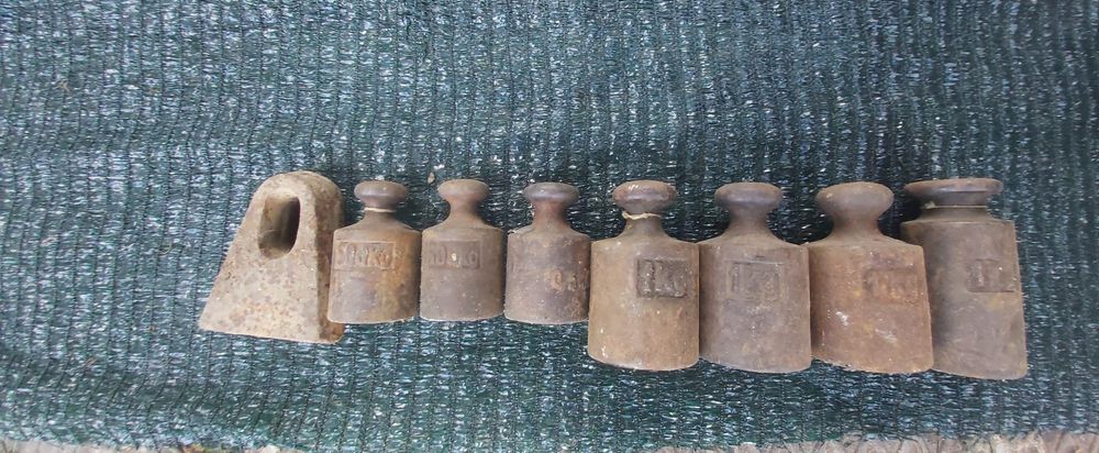 Stare odważniki do wagi szalkowej