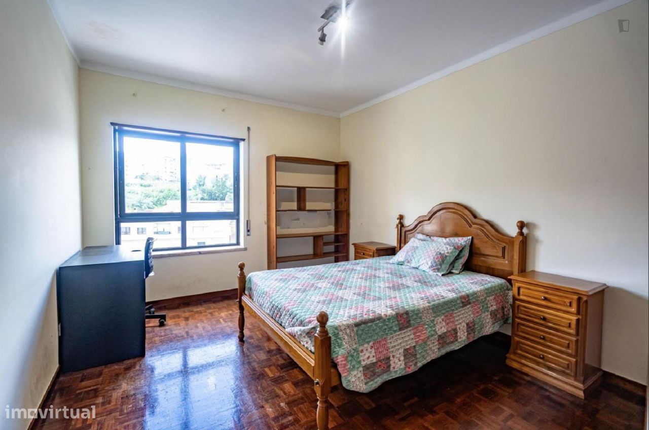 516983 - Quarto com cama de casal em...