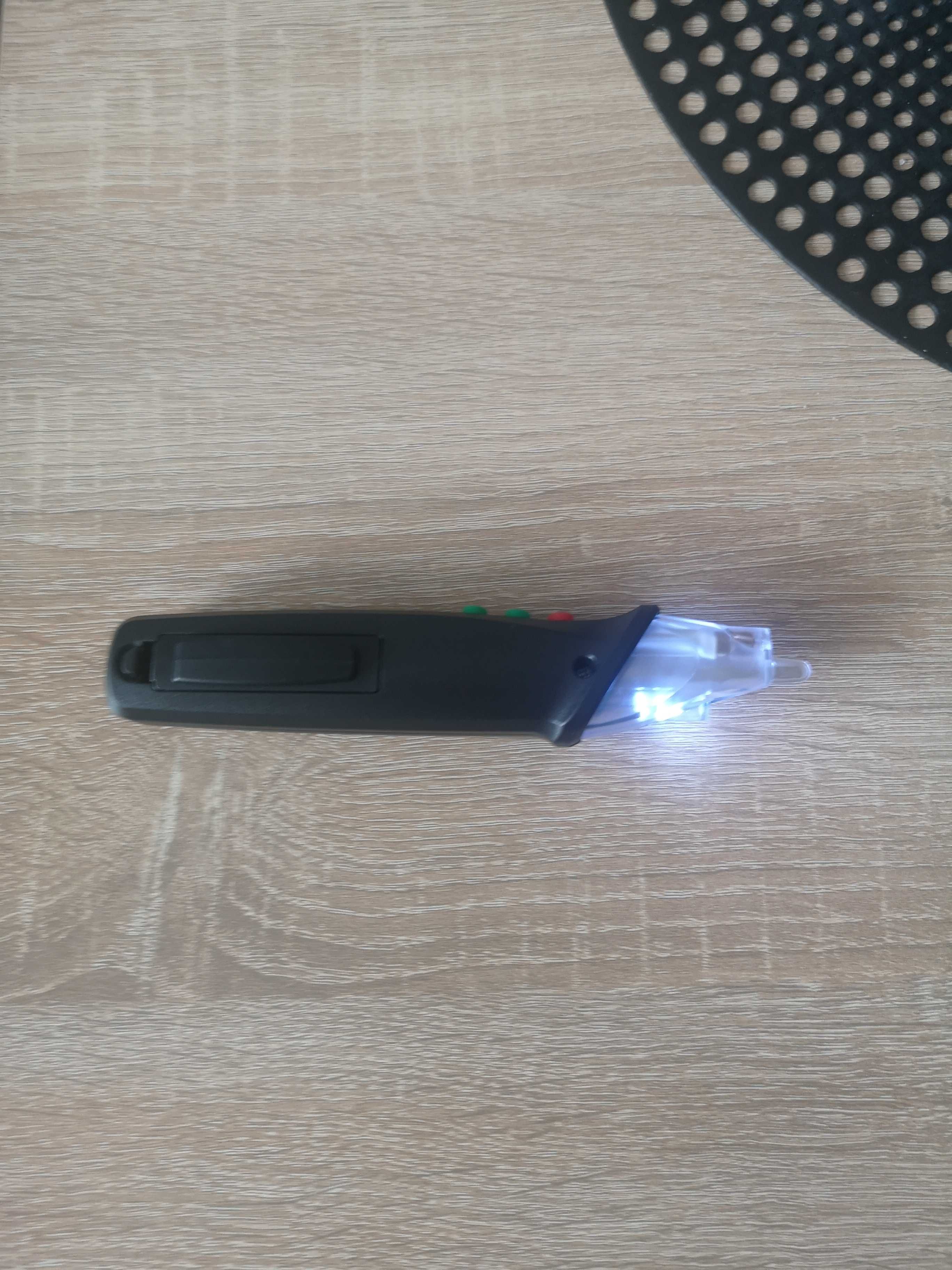 Tester napięcia z  wbudowaną latarką