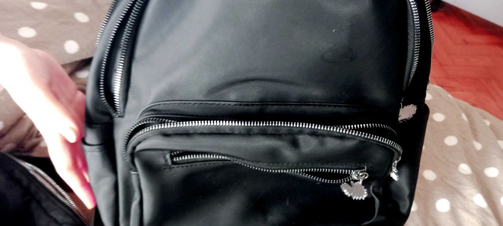 Mochila preta com flores