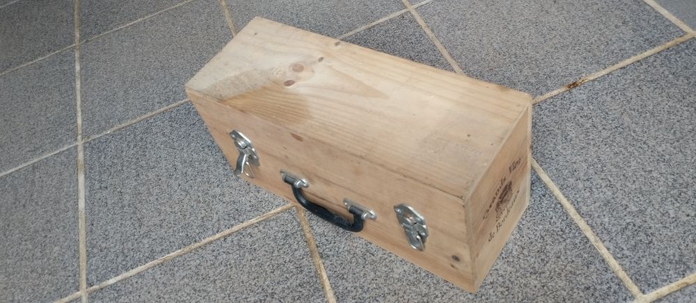 Várias caixas em madeira de vinhos em bom estado sem tampa.