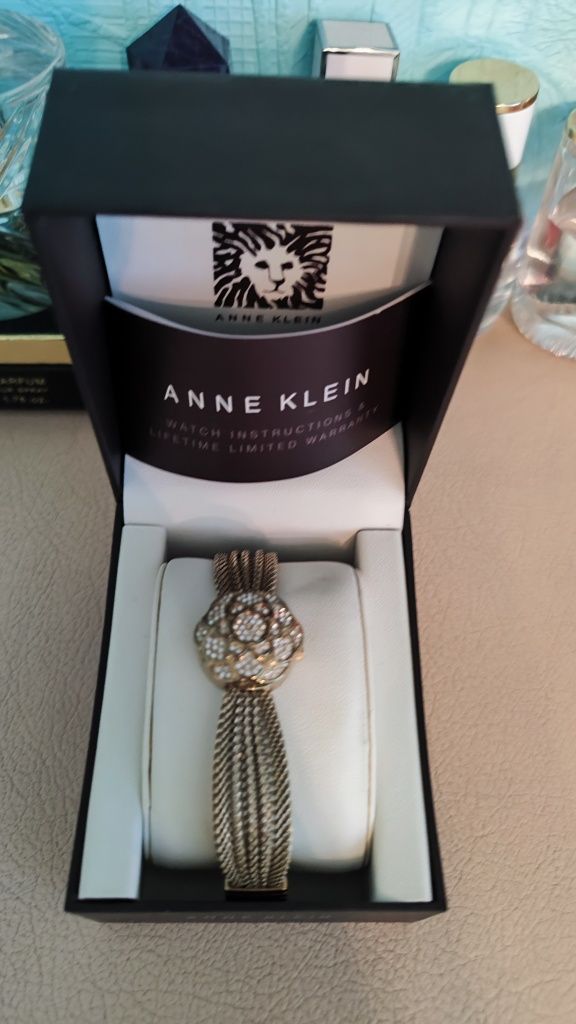 Годинник жіночій Anne Klein.