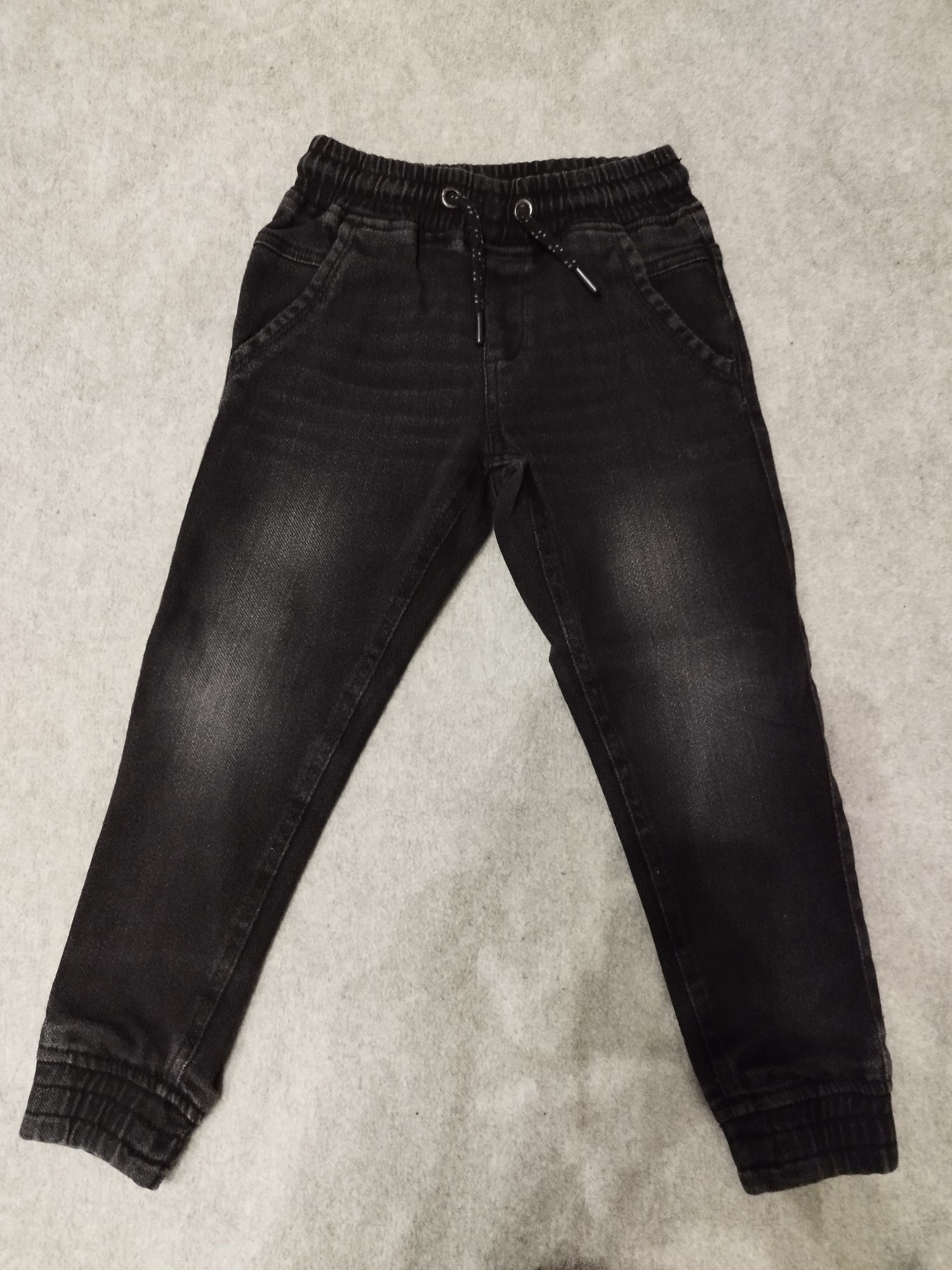 Czarne jeansy na gumce, r. 122