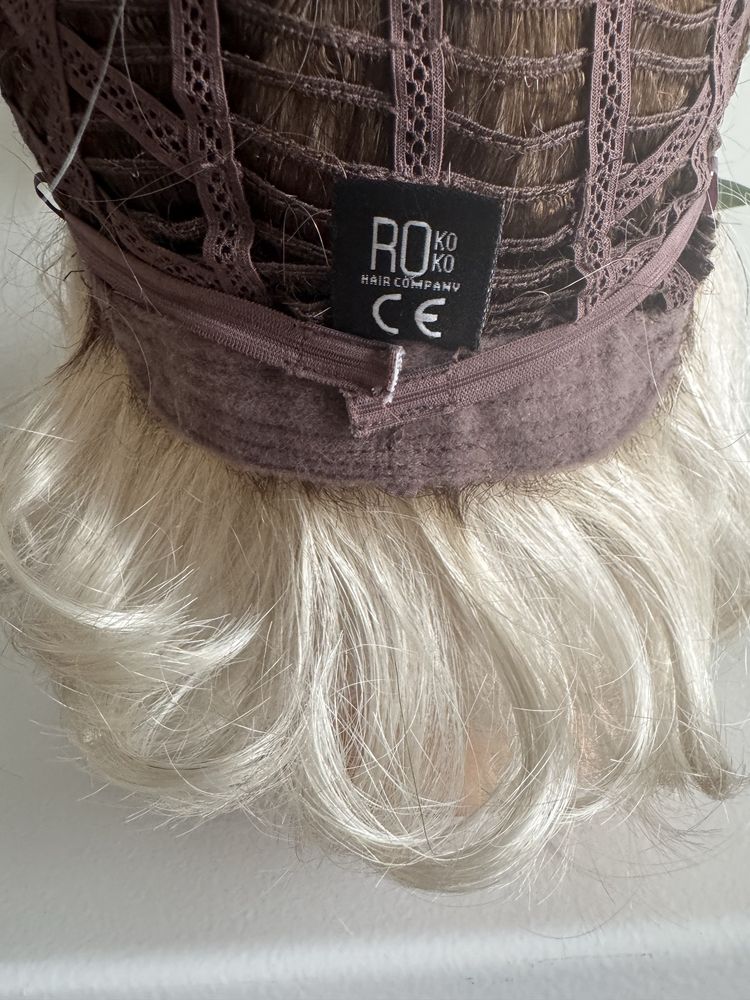 Peruka lace front Rokoko ruchomy przedzialek platyna z ciemnym odroste