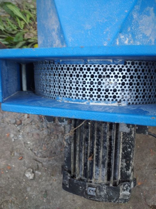 Зернодробилка с немецким двигателем.