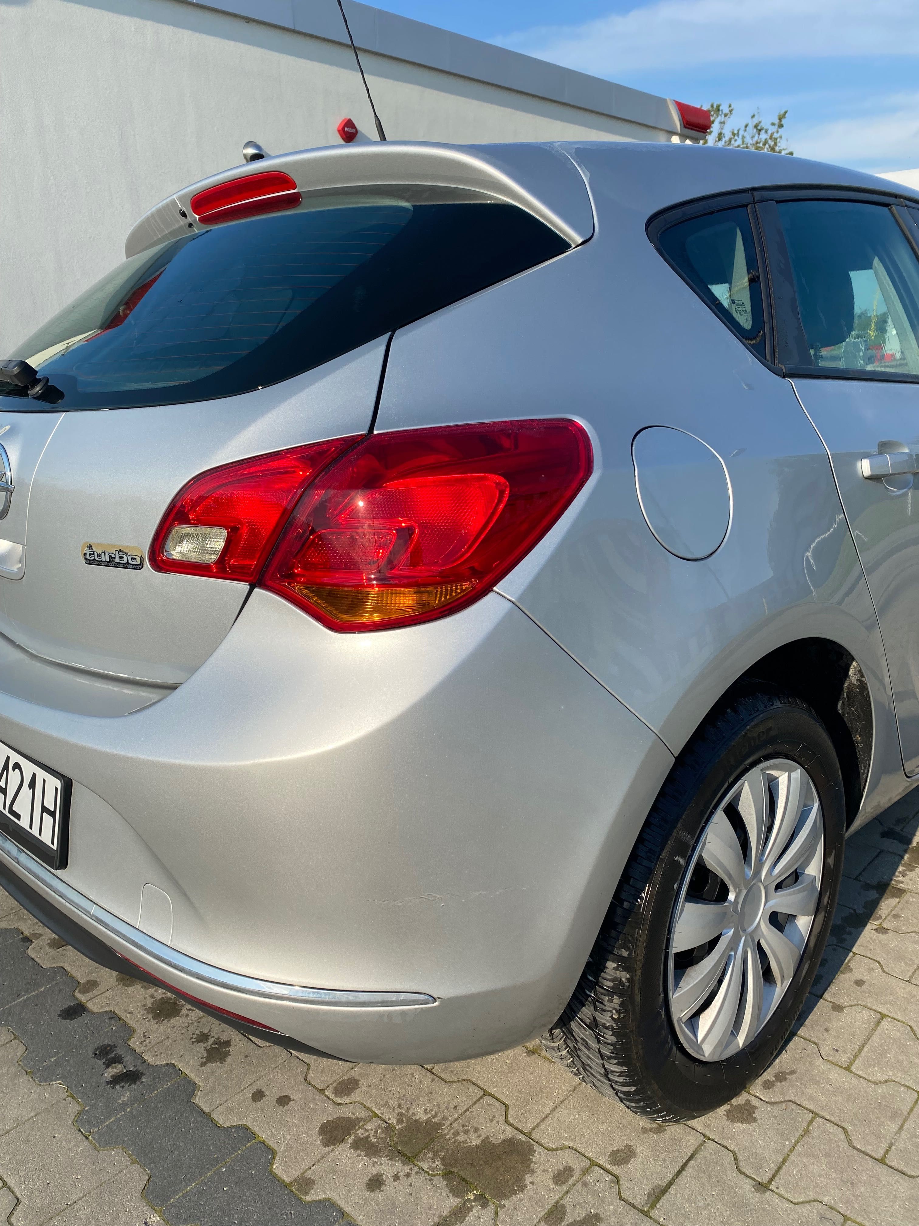Sprzedam Opel Astra J 1.6 2014r. – Zadbany