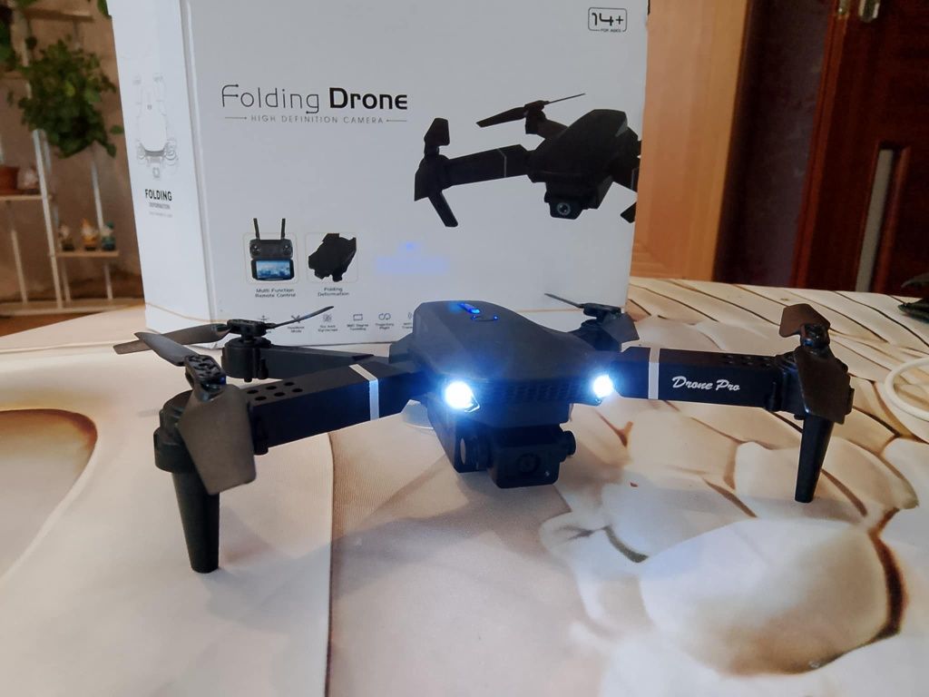 Dron sterowany pilotem