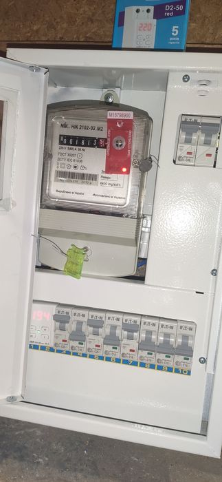 Электрик  замена пробок проводки