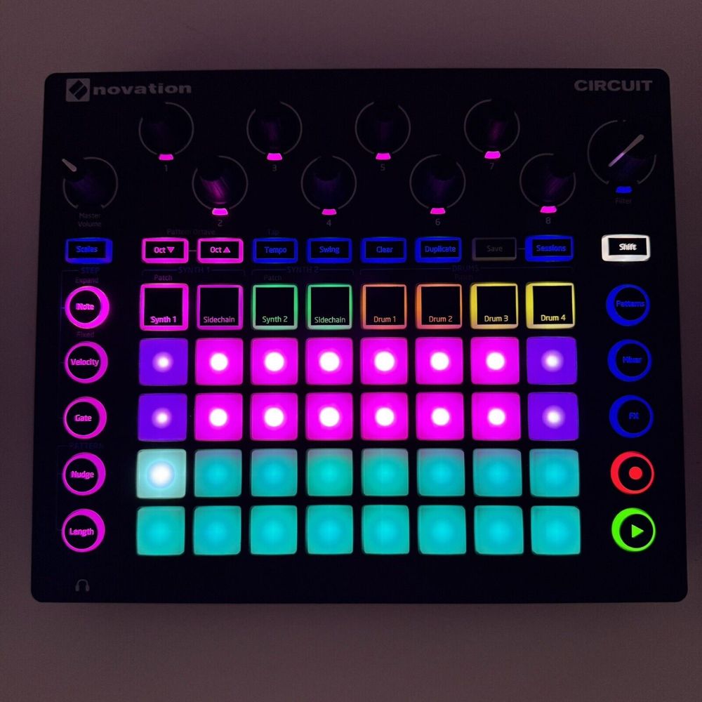 novation curcuit dj контроллер композитор синтезатор