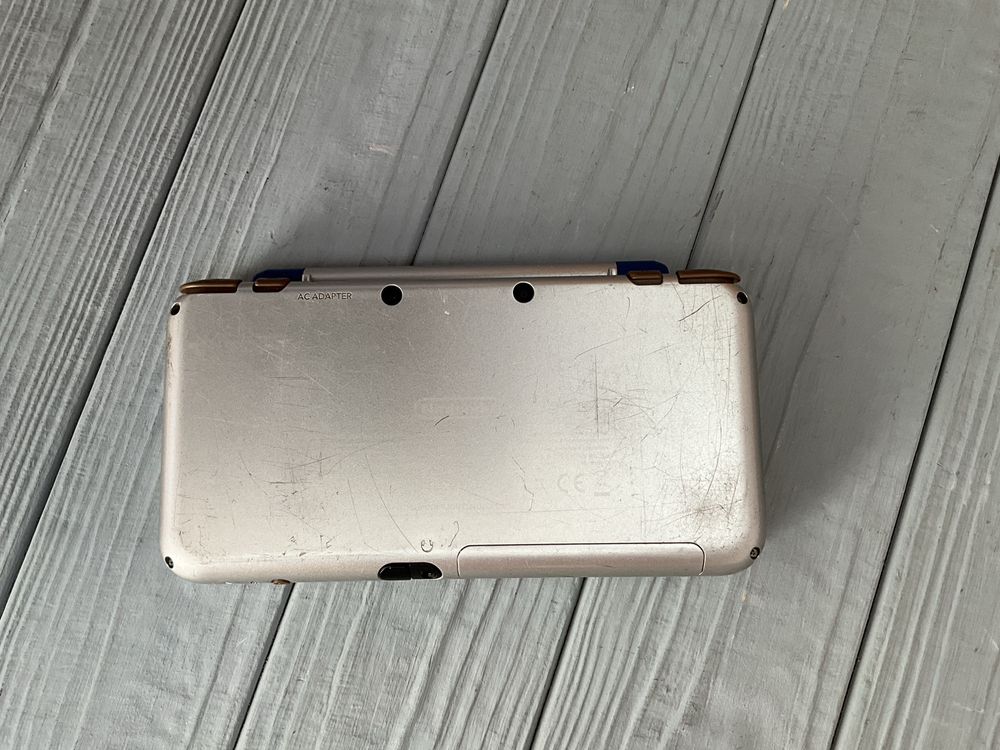 New Nintendo 2DS XL Zelda Hylian Shield Edition
