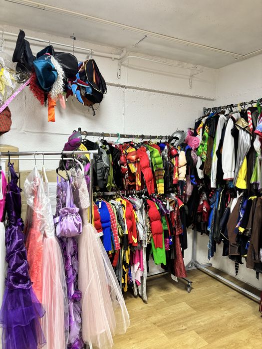 Розпродаж карнавальних костюмів