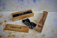 Domino i bierki w drewnianych pudełkach