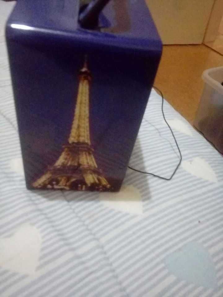 Coluna portátil com desenho da torre de Paris