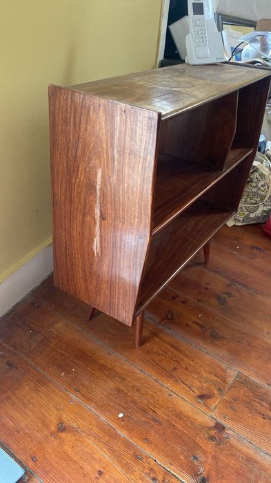 Consola pequena modernista