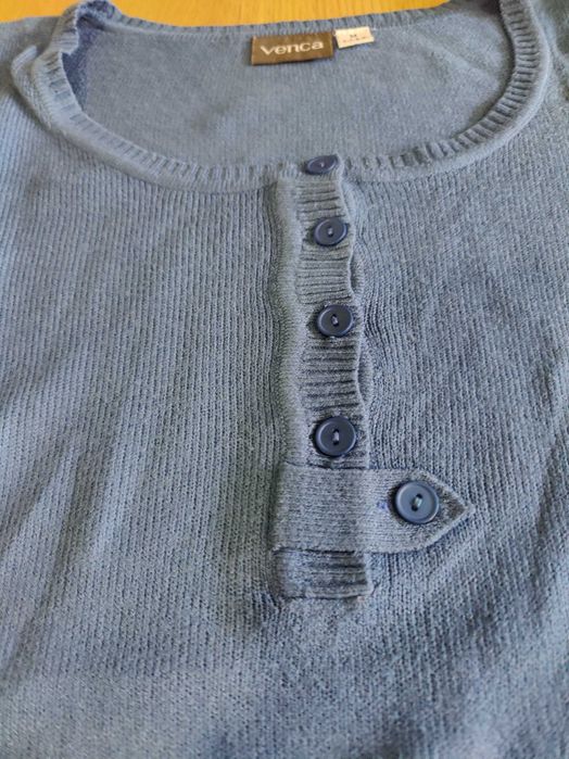 Camisola azul com botões